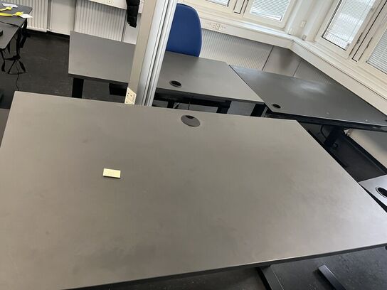 Tre hæve/sænkeborde, assorterede. 