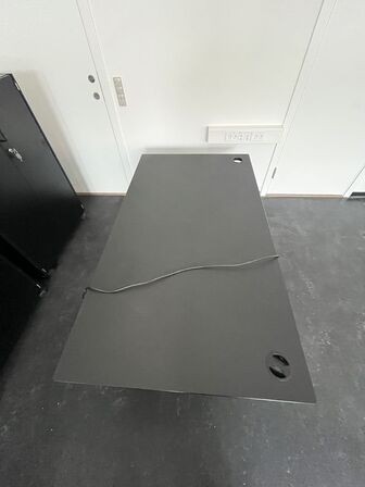 Tre hæve/sænkeborde samt en kontorstol