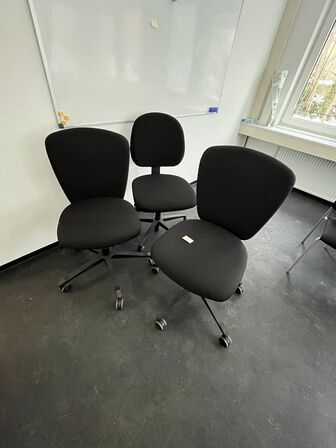 Tre kontorstole, assorterede