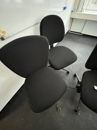 Tre kontorstole, assorterede