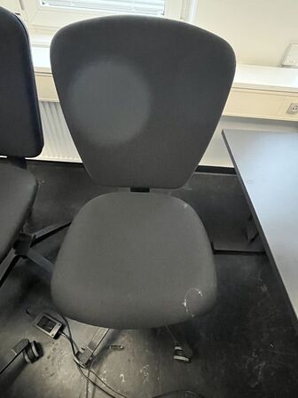 Syv kontorstole, assorterede