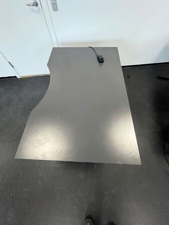 Fem hæve/sænkeborde, assorterede