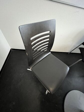 Rundt bord med to stole. 