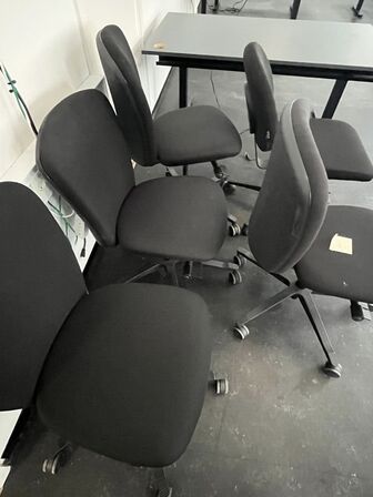 Fem kontorstole, assorterede