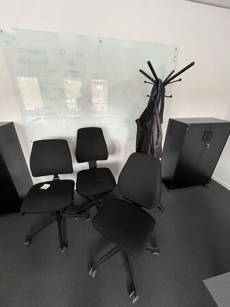 Tre kontorstole, assorterede, samt en stumtjener.