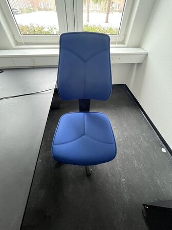 Tre hæve/sænkeborde samt en kontorstol