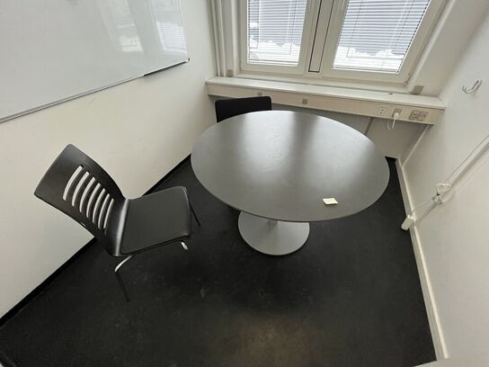 Rundt bord med to stole. 