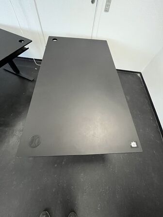 Fem hæve/sænkeborde, assorterede