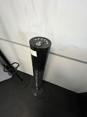 Whiteboard, stumtjener, støjskærm og ventilatortårn