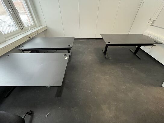 Tre hæve/sænkeborde. 