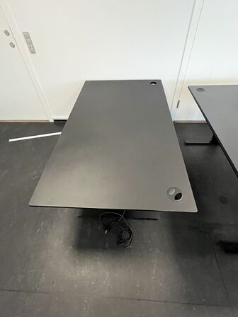 Ni hæve/sænkeborde, assorterede