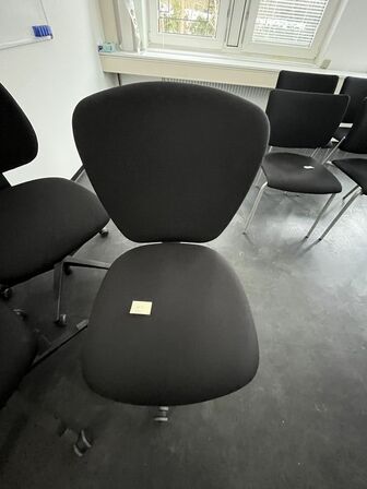 Tre kontorstole, assorterede