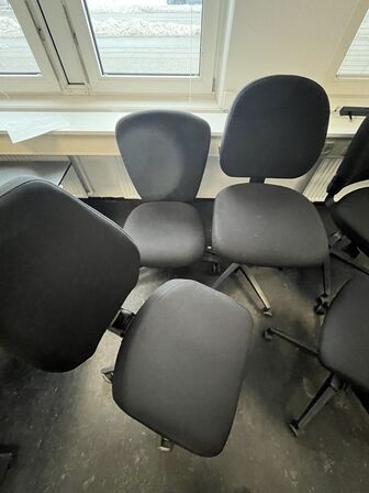 Fem kontorstole, assorterede