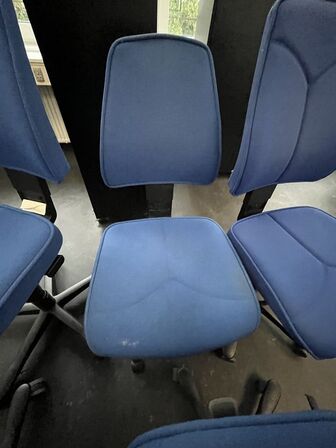 Fem kontorstole, assorterede