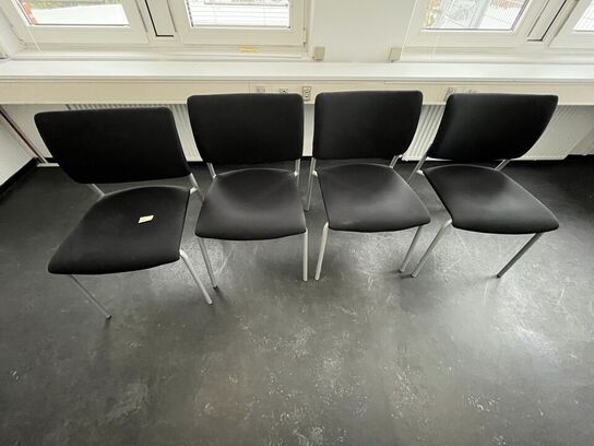 Fire stole med sort stof