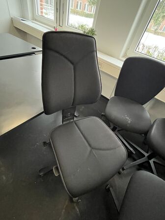 Fire kontorstole, assorterede