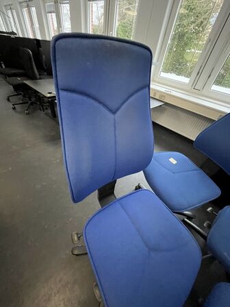 Fem kontorstole, assorterede