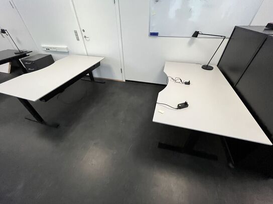 To hvide hæve/sænkeborde