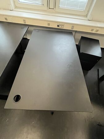 Fire hæve/sænkeborde. 