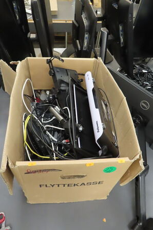 Kasse med diverse elektronik 