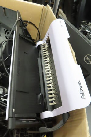 Kasse med diverse elektronik 