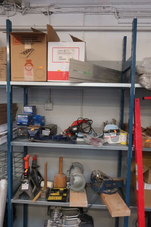 Styreskinne, kiler, skruer, værktøj m.m. på 3 hylder