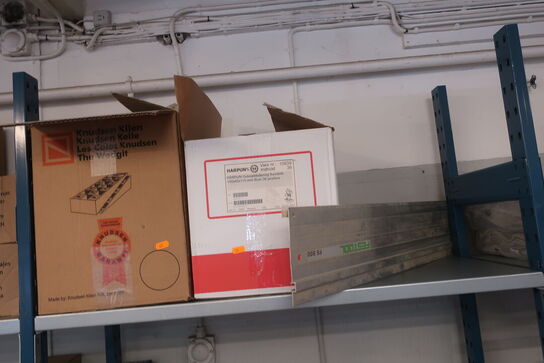 Styreskinne, kiler, skruer, værktøj m.m. på 3 hylder