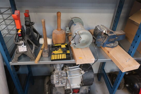 Styreskinne, kiler, skruer, værktøj m.m. på 3 hylder