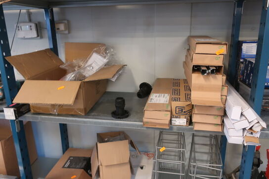 Div. Køkkentilbehør på 3 hylder