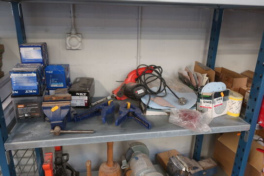 Styreskinne, kiler, skruer, værktøj m.m. på 3 hylder