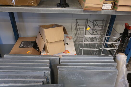 Div. Køkkentilbehør på 3 hylder