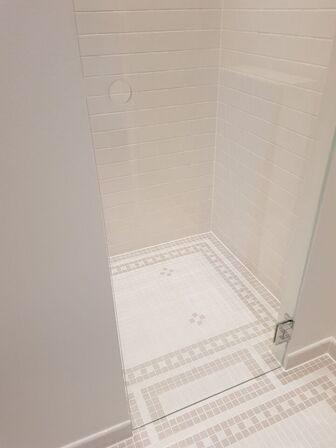 DLK20 Lucca 20 enkelt svingdør, 8mm klart glas, Krom hængsler