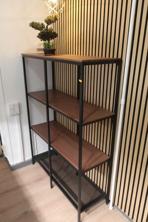 Reol med indhold samt lampe