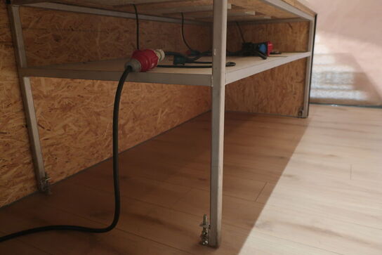 Disk med induktionskogeplader og kølebrønd