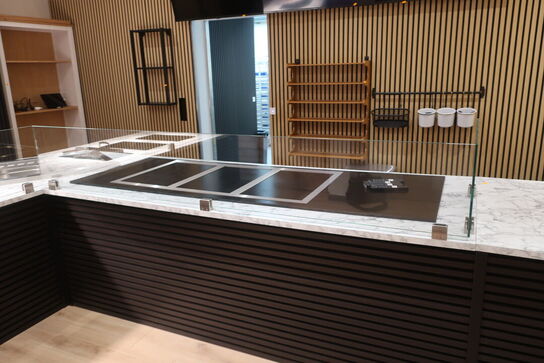 Disk med induktionskogeplader og kølebrønd