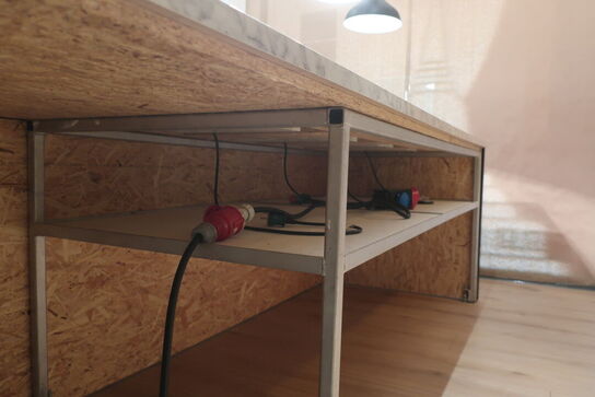 Disk med induktionskogeplader og kølebrønd