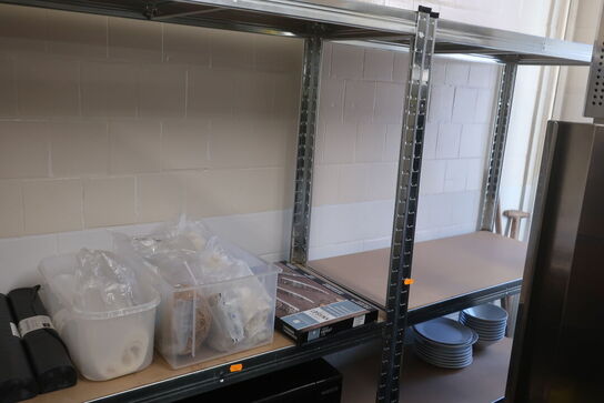 Skrivebord samt 3 stk. reoler med indhold