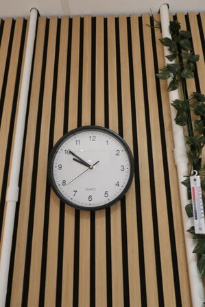 Reol med indhold samt lampe