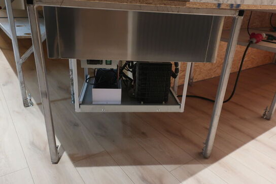 Disk med induktionskogeplader og kølebrønd