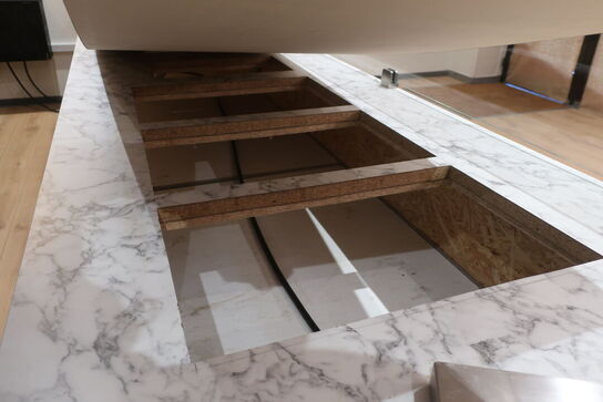 Disk med induktionskogeplader og kølebrønd