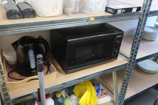 Skrivebord samt 3 stk. reoler med indhold