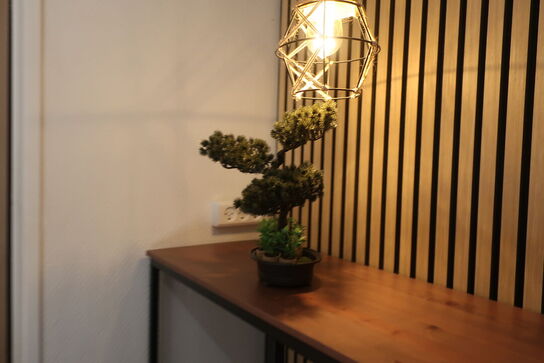 Reol med indhold samt lampe