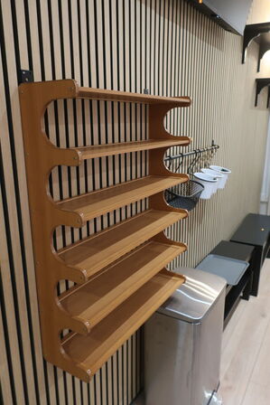 Hylder, lampe, affaldsspand m.v. 