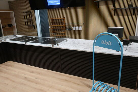 Disk med induktionskogeplader og kølebrønd