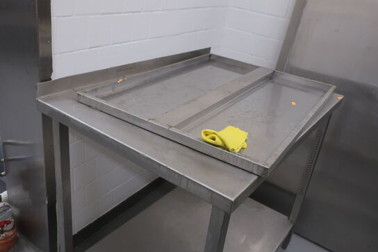 Bord samt afskærmninger 