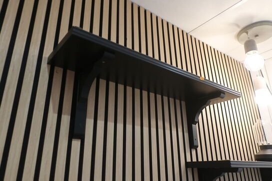 Hylder, lampe, affaldsspand m.v. 