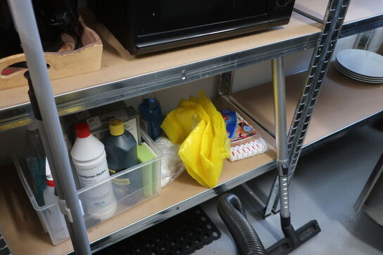 Skrivebord samt 3 stk. reoler med indhold