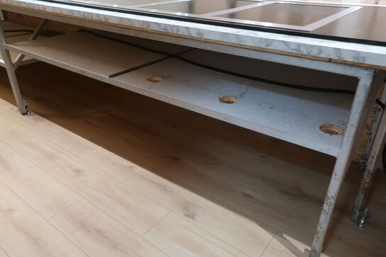 Disk med induktionskogeplader og kølebrønd