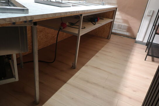 Disk med induktionskogeplader og kølebrønd