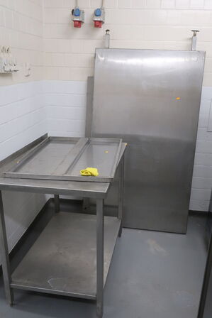 Bord samt afskærmninger 